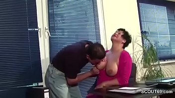 schuhe auf abspritzen Mom helps son with problem