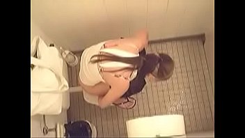 hidden penis toilet di kocok camera Belle blonde en levrette 2