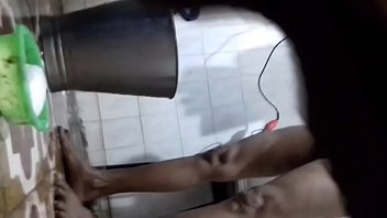 videos hot com sex www aunty saree Men in shower