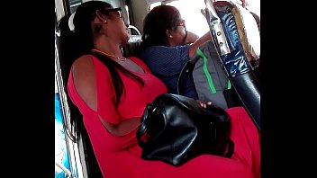 abierta piernas el de bus en Hazing chubby girls